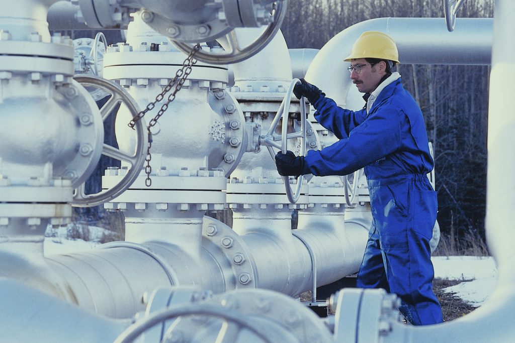 Manual actuate pipeline valve where large Kalrez® O-rings can be used on the flange groove.