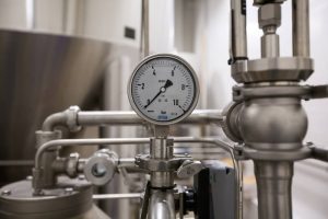 Pressure gauge manometer for valves