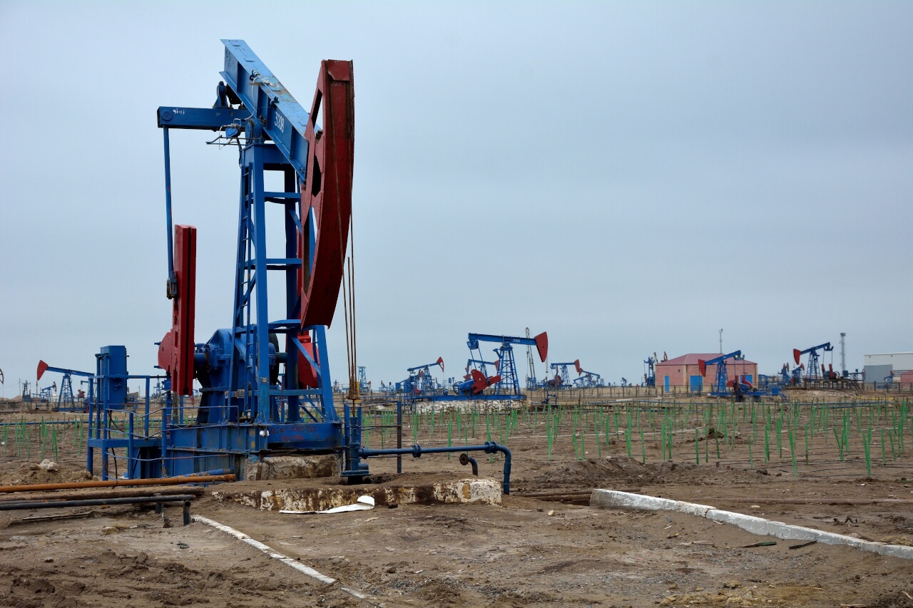 An oilfield on the outskirts of Baku, Azerbaijan. Photo: Ian Redding, Dreamstime.