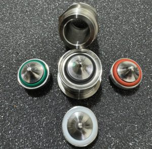 Figure 1. Sealing discs with metal seat and resilient seat.